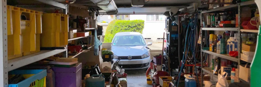 Dieses Bild hat ein leeres Alt-Attribut. Der Dateiname ist volle-Garage-unordnung-entruempelung-1024x341.webp